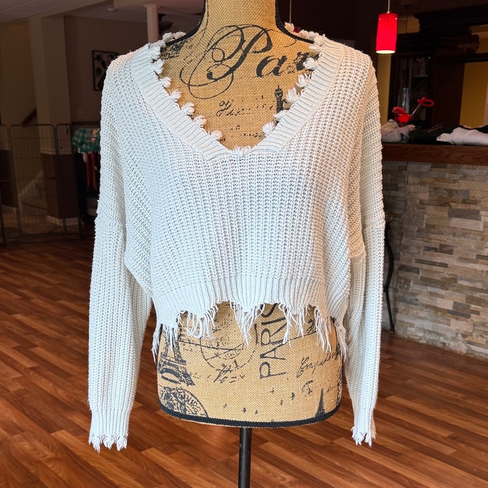 White cropped sweater with v neck and fringe